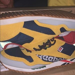 Reebok only worn once !! Great condition